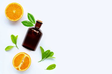 Yüksek C vitamini, beyaz arka planda gerekli yağ şişesiyle taze portakal suyu. Boşluğu kopyala