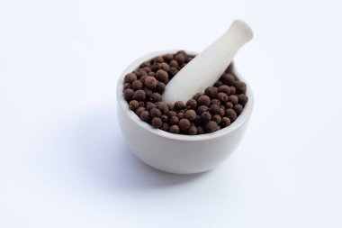 Beyaz arka planda tokmağı olan porselen havan topu.. 