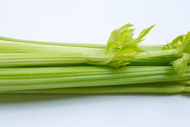 Beyaz arkaplanda taze kereviz. 