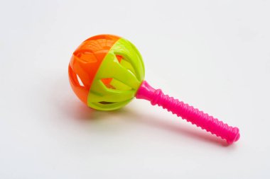 Mavi beyaz arka planda renkli bebek çıngırağı. 