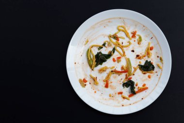 Koyu arkaplanda kirli tabak.