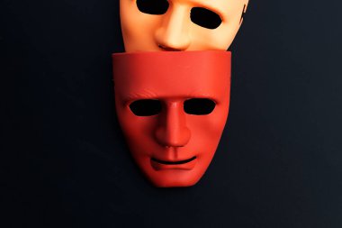 Siyah arka planda yüz maskeleri. Üst görünüm