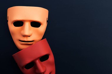 Siyah arka planda yüz maskeleri. Üst görünüm