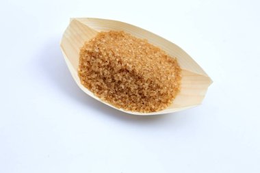 Beyaz arka planda esmer şeker. Boşluğu kopyala