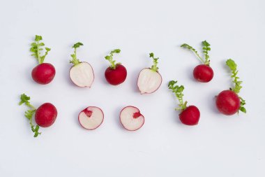 Beyaz arkaplanda taze turp. 