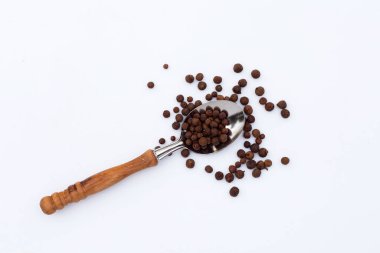 Beyaz arka planda Allspice. Boşluğu kopyala