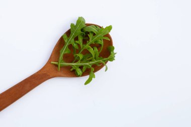 Beyaz arka planda taze yeşil roket salatası.