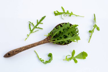Beyaz arka planda taze yeşil roket salatası.
