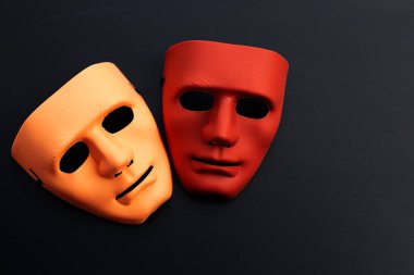 Siyah arka planda yüz maskeleri. Üst görünüm