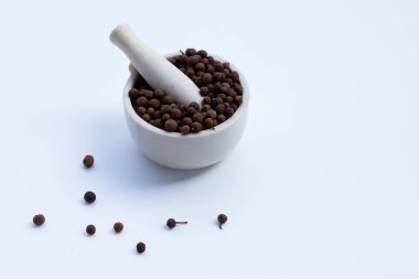 Beyaz arka planda tokmağı olan porselen havan topu..