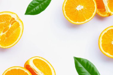 Yüksek C vitamini, sulu ve tatlı. Beyaz arkaplanda taze portakal meyvesinden yapılmış çerçeve.