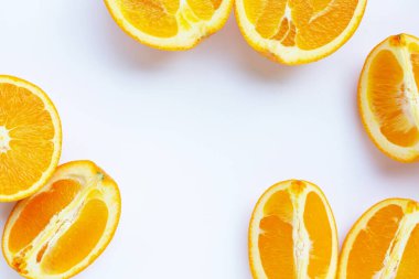 Yüksek C vitamini, sulu ve tatlı. Beyaz arkaplanda taze portakal meyvesinden yapılmış çerçeve.