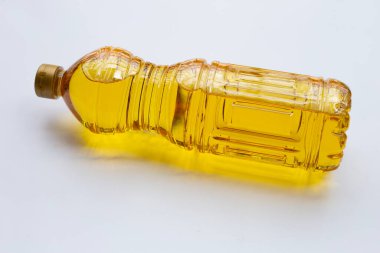 Beyaz arka planda pirinç kepeği yağı.