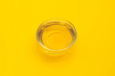 Sarı arka planda pirinç kepek yağı.