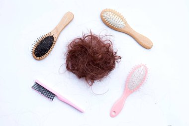 Saç dökülmesi taraklara düşer