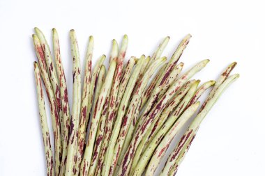 Yeşil mor fasulye beyaz üzerine uzun fasulye.