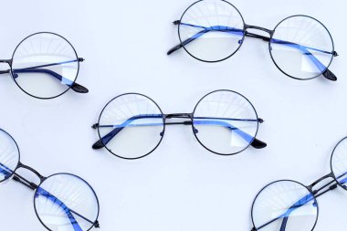 Beyaz arka planda gözlük. Boşluğu kopyala