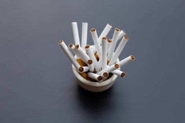 Esmer arka planda sigara. Sağlık konsepti için sigara içilmemesi