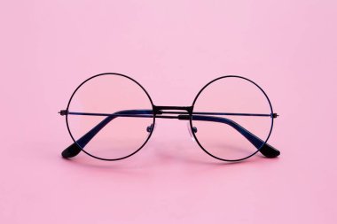 Pembe arka planda gözlük. Boşluğu kopyala