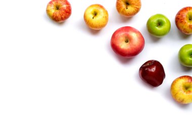 Beyaz arka planda taze sulu elmalar. Boşluğu kopyala