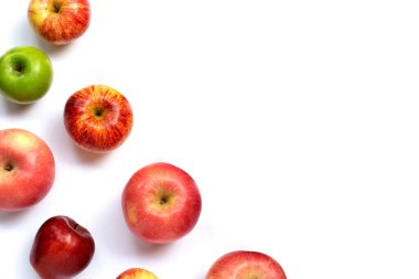 Beyaz arka planda taze sulu elmalar. Boşluğu kopyala