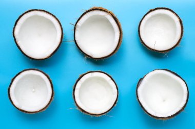 Mavi arka planda hindistan cevizleri. Üst görünüm