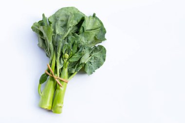 Beyaz arka planda Çin lahanası, Kailaan veya Hong Kong lahanası..