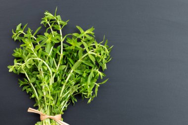 Siyah arka planda taze çeltik pilavı..