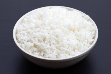 Beyaz arkaplanda pirinç tabağı.