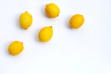 Beyaz arka planda taze limon. Boşluğu kopyala