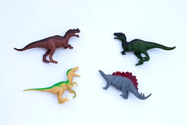 Beyaz arka planda plastik dinozor oyuncakları. Üst görünüm