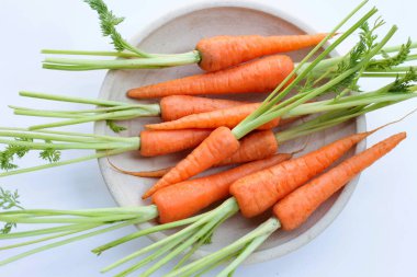 Beyaz arka planda taze havuç.