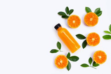 Yüksek C vitamini, sulu ve tatlı. Beyaz arka planda bir şişe portakal suyu olan taze portakal meyvesi. Boşluğu kopyala