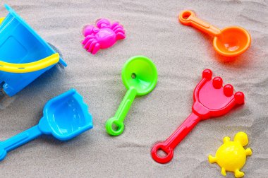 Plastik oyuncaklar, kumda kürek ve kova. Yaz arkaplanı kavramı
