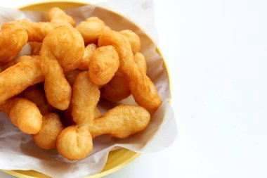 Kızarmış hamur çubuğu, Çin ekmeği çubuğu sarı tabakta beyaz