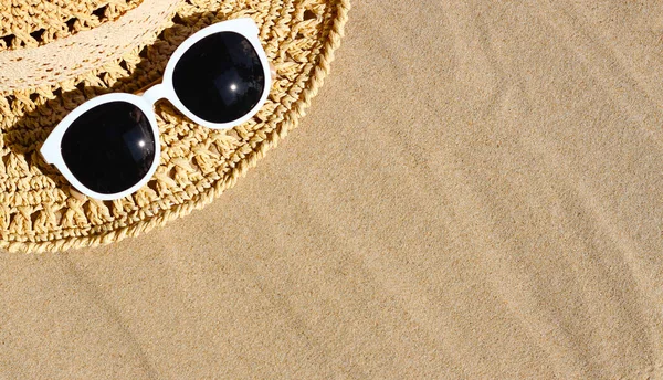 모자에 선글라스 여름의 — 스톡 사진