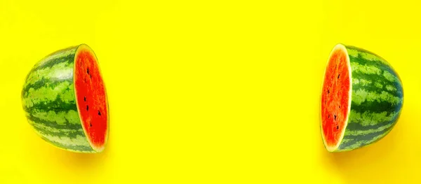 黄色背景的西瓜 有复制空间 夏季背景概念 — 图库照片