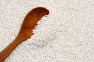 Çiğ pirinç ve tahta kaşık. 