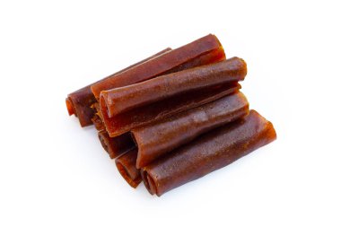 Beyaz arka planda kurutulmuş mango ezmesi.