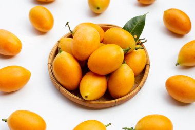 Beyaz arkaplanda yalıtılmış Marian erik meyvesi