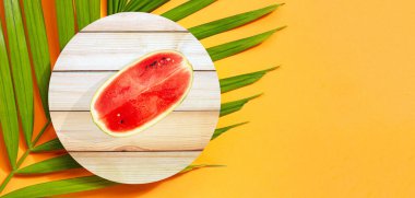 Tropikal palmiye yaprakları üzerinde karpuz ve fotokopi alanı. Yaz arkaplanı kavramı.