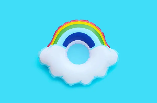 Regenboog Opblaasbare Ring Blauwe Achtergrond Zomerachtergrond Concept — Stockfoto
