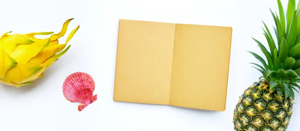 Aberto Livro Vazio Com Frutas Tropicais Concha Mar Sobre Fundo — Fotografia de Stock