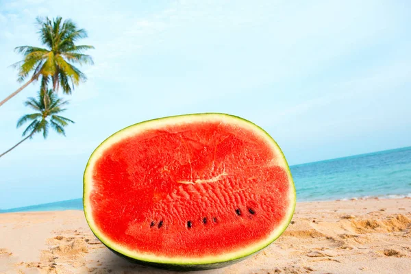 Eine Halbe Wassermelone Strand Sommerliches Hintergrundkonzept — Stockfoto