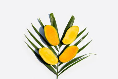 Mango, tropikal palmiye yaprakları üzerinde beyaz