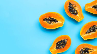 Mavi arka planda Papaya meyveleri. Üst görünüm