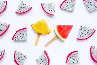 Beyaz arka planda ejderha meyvesi, ananas ve karpuz dilimleri.