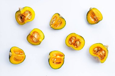 Beyaz arkaplanda yeşil balkabağı parçaları