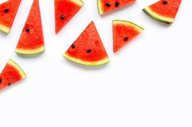 Beyaz arka planda izole edilmiş karpuz dilimleri, üst görünüm