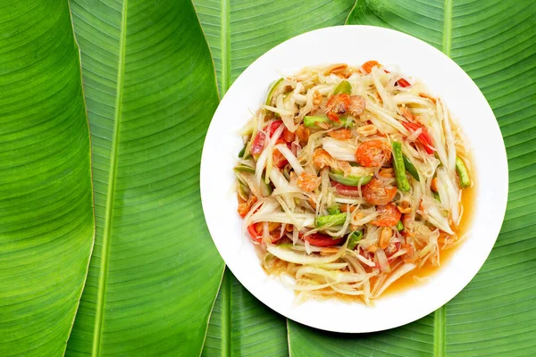 Plato Ensalada Papaya Picante Plato Blanco Sobre Fondo Hojas Plátano —  Fotos de Stock